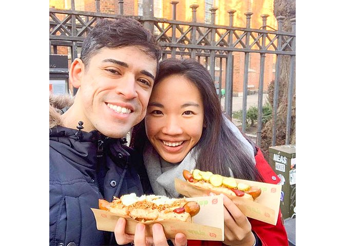 Ciclistas y degustación de cocina danesa durante un tour culinario en bici en Copenhague