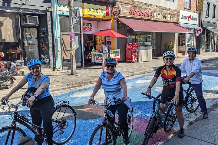 Radfahrer bei einer geführten Radtour durch die Innenstadt von Toronto