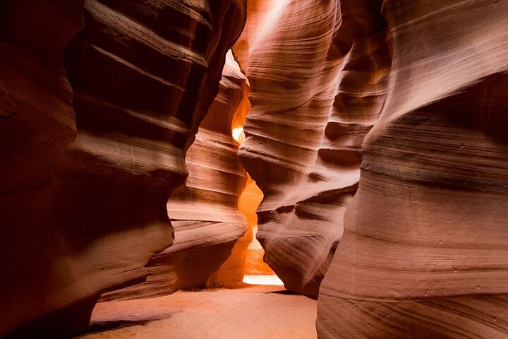 Groupe de visiteurs suivant un guide dans un canyon de grès