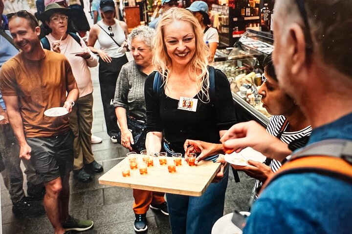 Degustación de especialidades danesas durante un tour gastronómico en Copenhague