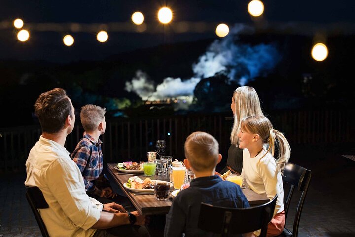 Famille au dîner avec vue sur la vallée géothermique