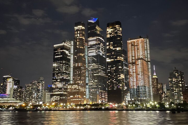 Beleuchtete Skyline von Manhattan während einer Nachtfahrt