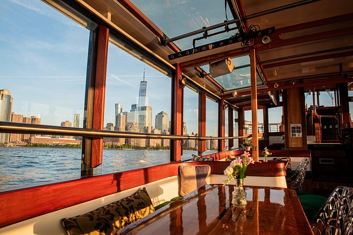 Skyline von Manhattan bei Sonnenuntergang, gesehen von einer Yacht