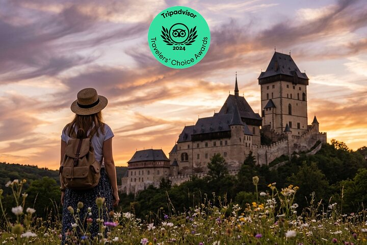 Château médiéval sur une colline au-dessus de la campagne tchèque