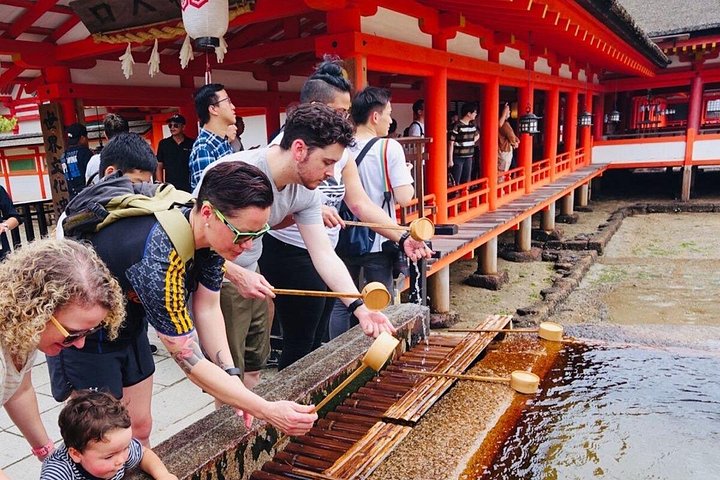 Sentier et sanctuaire de l'île de Miyajima, en fin de matinée