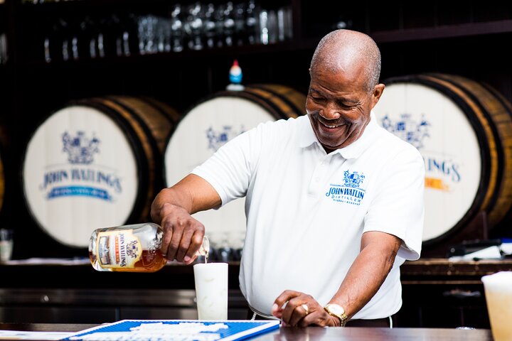 Verres de rhum et dégustation lors d'une visite à pied à Nassau
