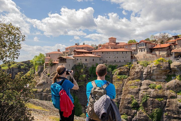 Hiking trail between the Meteora rocks