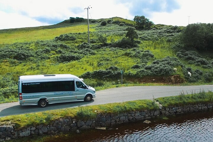 Minibus garé dans une rue d'Édimbourg
