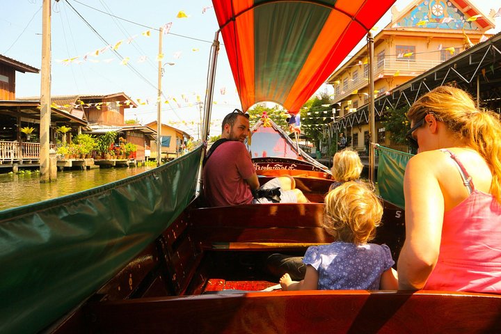 Thailändisches Mittagessen an einem Kanal in Thonburi