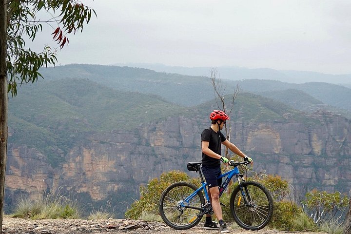 Radfahrer auf einem E-Bike auf einem Pfad in den Blue Mountains