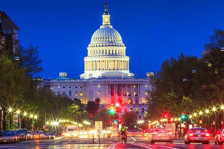 Monuments de Washington éclairés la nuit, depuis un véhicule privé