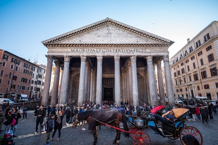 Portique et façade du Panthéon à Rome