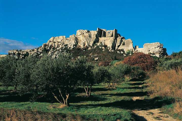 Vue panoramique sur un village de Provence et ses collines