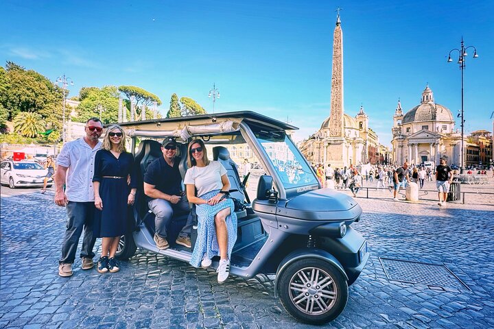 Voiturette de golf privée dans une rue calme de Rome