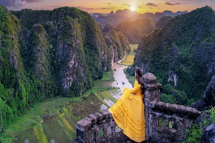Barque sur les voies d'eau de Trang An