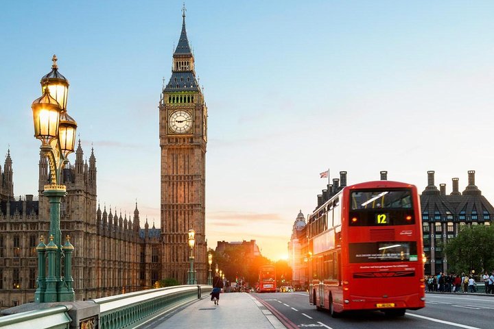 Petit groupe en balade devant les monuments de Londres, photo produit Viator
