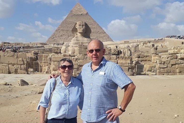 Große Pyramide von Gizeh und Besucher bei einem privaten Achtstundentag