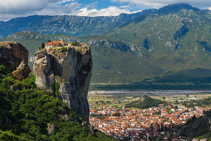 Meteora rock formations on a Meteora group day trip