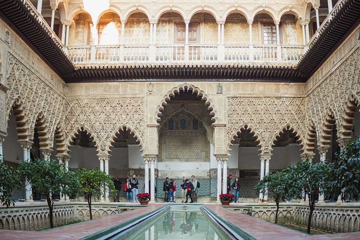 Familie bei einer Privatführung vor der Giralda von Sevilla