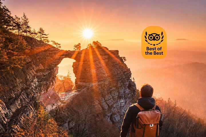 Randonneurs sur les sentiers de grès du parc national de Suisse bohémienne