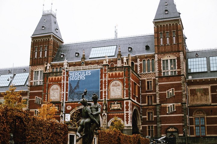 Semi-private group touring the Rijksmuseum with a guide