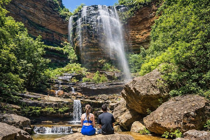 Wasserfall und Pfad im Blue-Mountains-Nationalpark