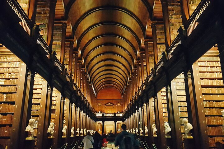 Groupe de visiteurs en visite guidée près de Trinity College Dublin
