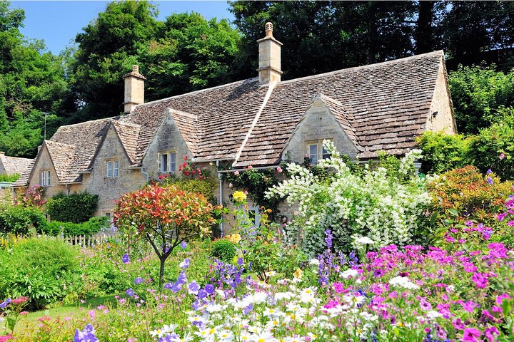 Stone cottages in a Cotswolds village