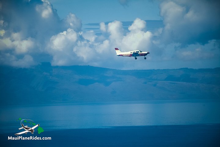 Vue aérienne de la côte de Maui depuis un petit avion