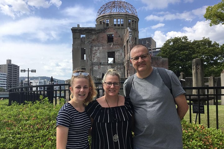 Guide privé présentant un site historique à Hiroshima à un petit groupe