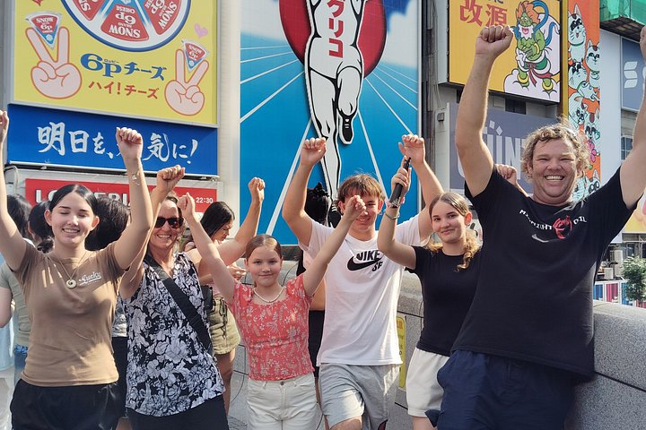 Lizenzierter Guide und Reisende in einer Straße von Osaka bei einer Privattour