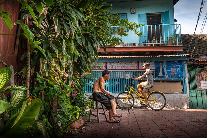 Radfahrer in einer Gasse zwischen Chinatown und Thonburi