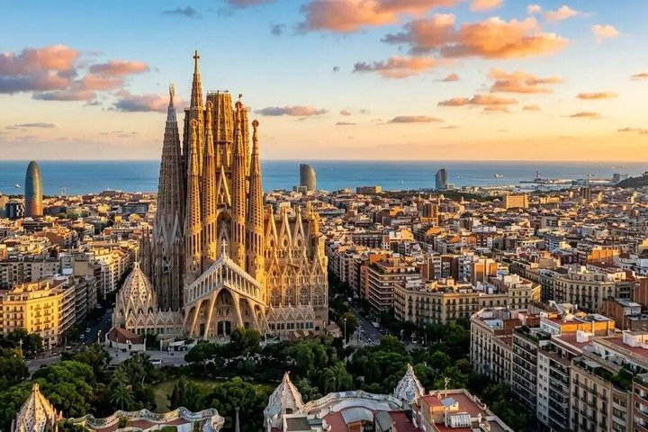 Vue sur la Sagrada Família depuis la rue, lors d'une journée de visite guidée à Barcelone