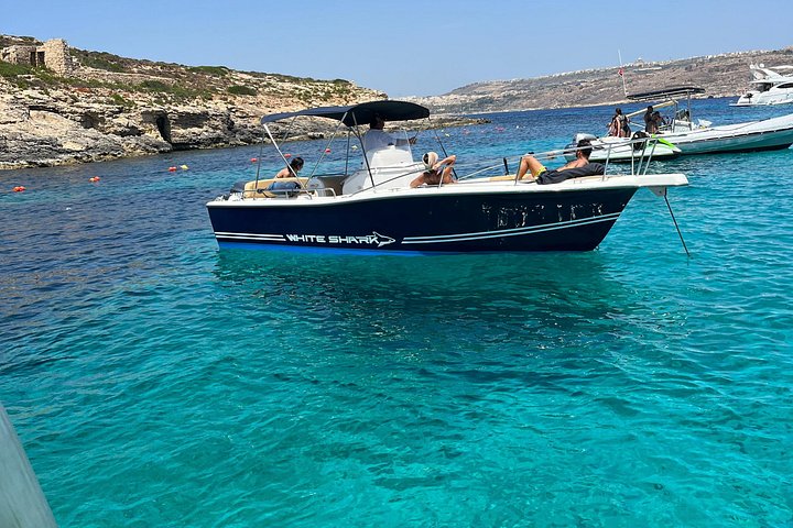 Bateau privé à Comino : Blue Lagoon et Crystal Lagoon – Port de Mġarr, devant le restaurant Sicilia Bella, Gozo (photo 1)