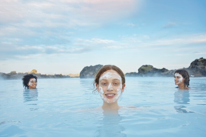 Blue Lagoon avec entrée Comfort, masque, boisson et transferts depuis Reykjavik – Blue Lagoon, Nordurljosavegur 9, 240 Grindavík, Islande (transfert en bus depuis Reykjavik, point de prise en charge sur le bon de réservation) (photo 1)