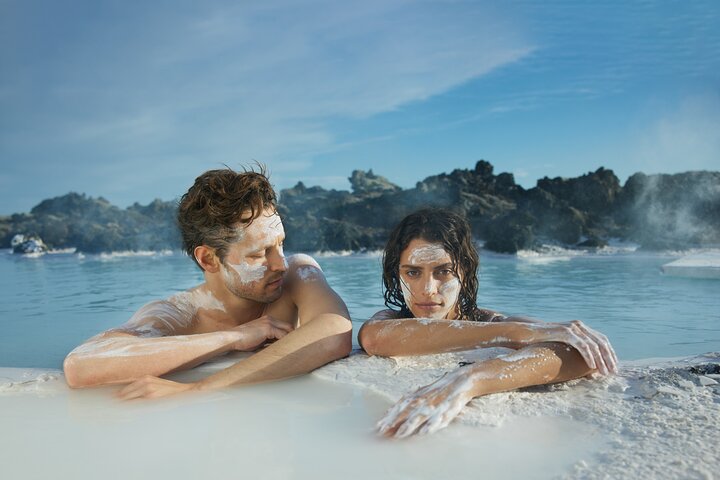 Blue Lagoon avec entrée Comfort, masque, boisson et transferts depuis Reykjavik – Blue Lagoon, Nordurljosavegur 9, 240 Grindavík, Islande (transfert en bus depuis Reykjavik, point de prise en charge sur le bon de réservation) (photo 2)