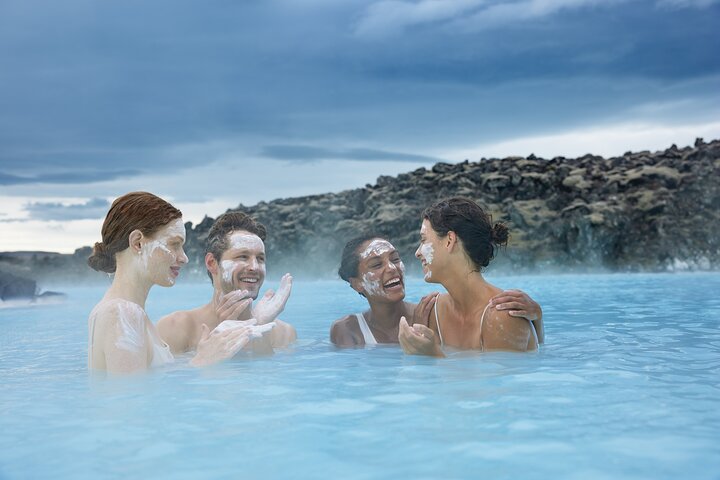 Blue Lagoon avec entrée Comfort, masque, boisson et transferts depuis Reykjavik – Blue Lagoon, Nordurljosavegur 9, 240 Grindavík, Islande (transfert en bus depuis Reykjavik, point de prise en charge sur le bon de réservation) (photo 3)