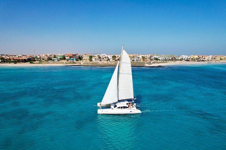 Catamaran demi-journée sur l'océan Atlantique – Santa Maria, île de Sal, Cap-Vert (photo 1)