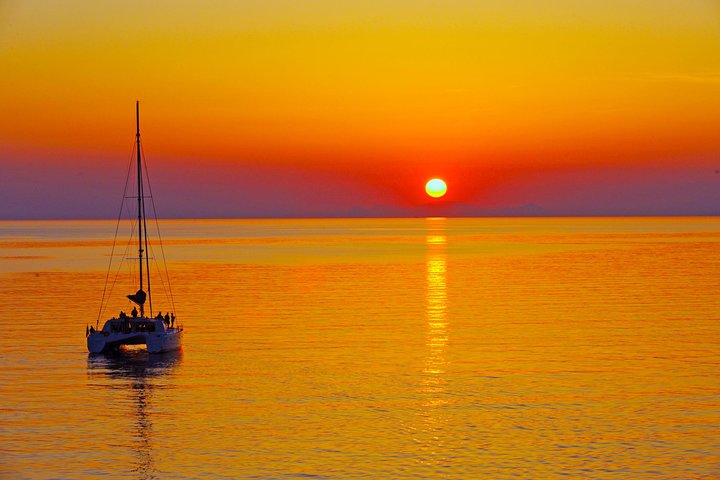 Croisière en catamaran dans la caldeira – Prise en charge à l'hôtel El Greco Resort, Fira, Santorin, Grèce (photo 2)