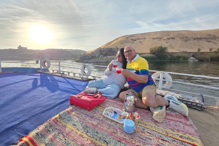 Felouque et village nubien – Corniche du Nil, Assouan, Égypte (photo 3)