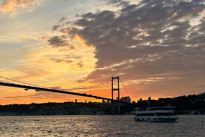 La croisière sur le Bosphore au coucher du soleil – Istanbul (point de rendez-vous indiqué sur le bon d'échange) (photo 1)