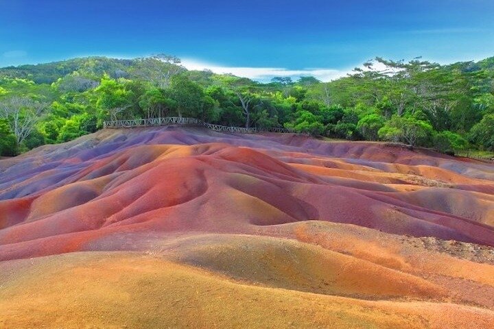 Sud-ouest en voiture privée : Terres des sept couleurs et Rhumerie de Chamarel avec déjeuner – Terres des sept couleurs, Chamarel, Rivière Noire, Maurice (photo 2)