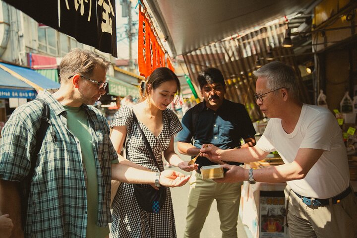 Tsukiji à pied : marché au poisson et dégustations – Marché extérieur de Tsukiji, Tokyo (point de rendez-vous indiqué sur le bon d'échange) (photo 2)