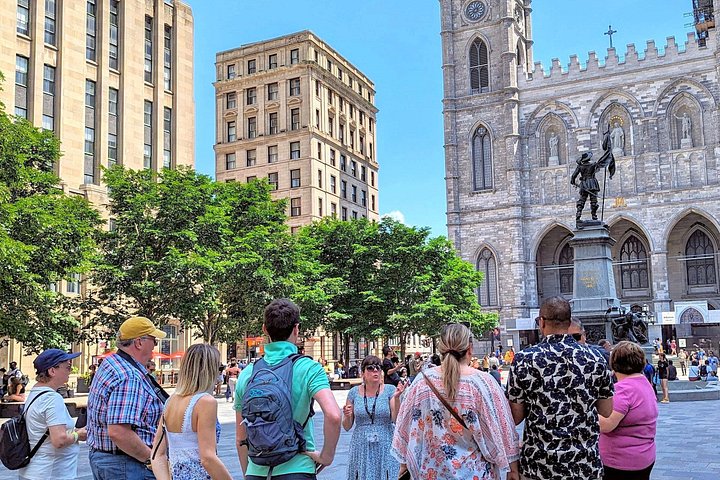 Visite à pied du Vieux-Montréal en petit groupe – Place d'Armes, devant la boutique Marché Saint-Laurent, Montréal, Canada (point de rendez-vous, coordonnées OpenStreetMap approchées) (photo 1)