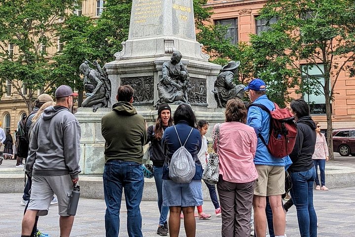 Visite à pied du Vieux-Montréal en petit groupe – Place d'Armes, devant la boutique Marché Saint-Laurent, Montréal, Canada (point de rendez-vous, coordonnées OpenStreetMap approchées) (photo 3)