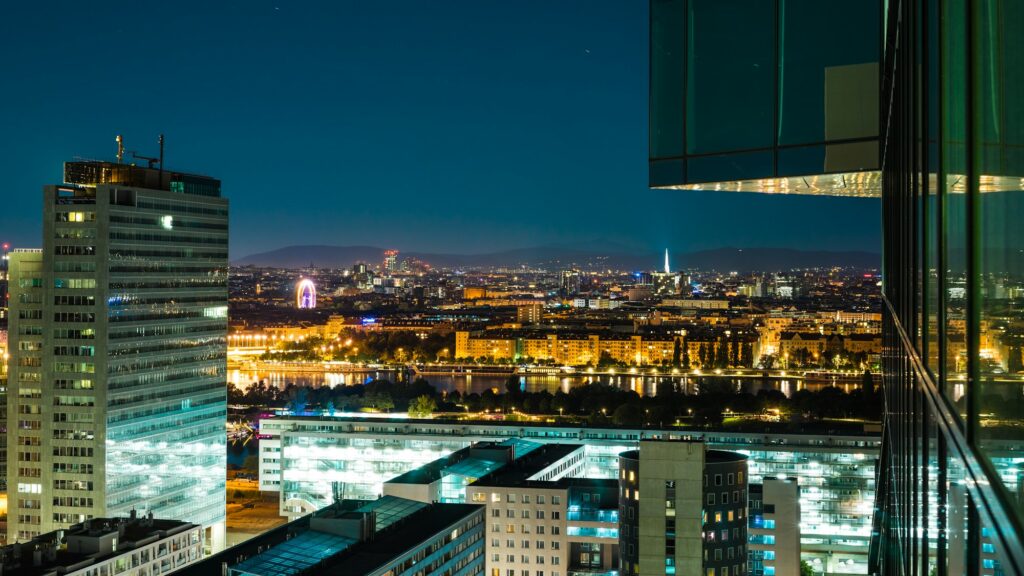 Vue aérienne de Vienne de nuit, panorama de la ville illuminée