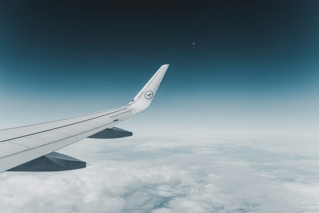 Avion en vol au-dessus des nuages