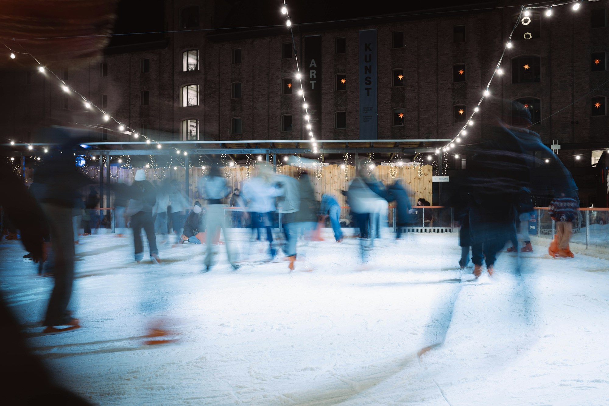 Schlittschuhläufer auf einer nächtlichen Eisbahn mit Lichterketten (Illustrationsfoto, nicht im Efteling aufgenommen)
