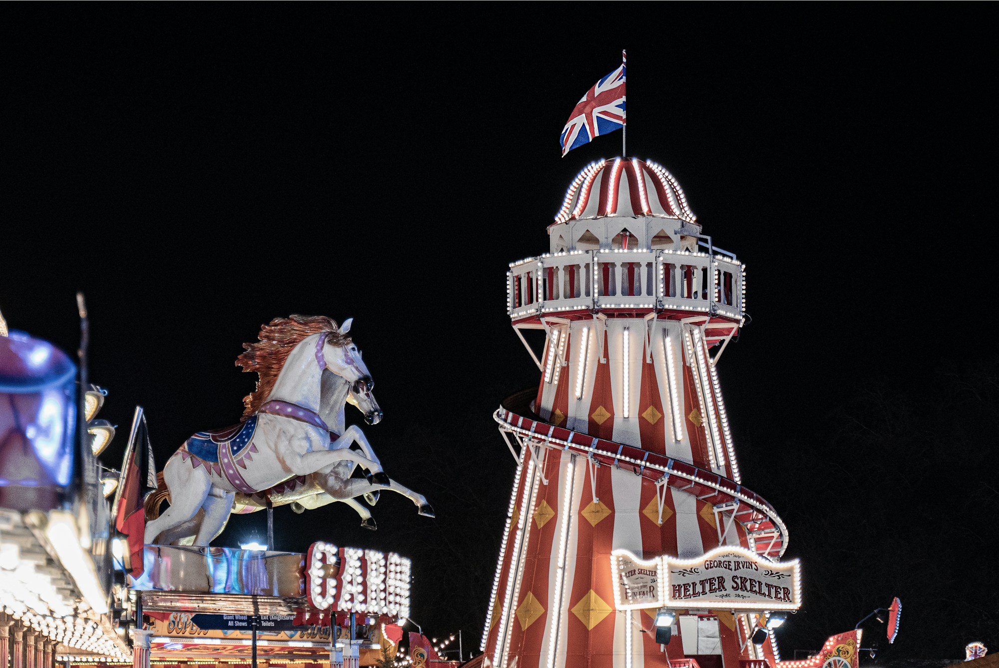 Beleuchteter Helter-Skelter-Turm beim Winter Wonderland im Hyde Park, London