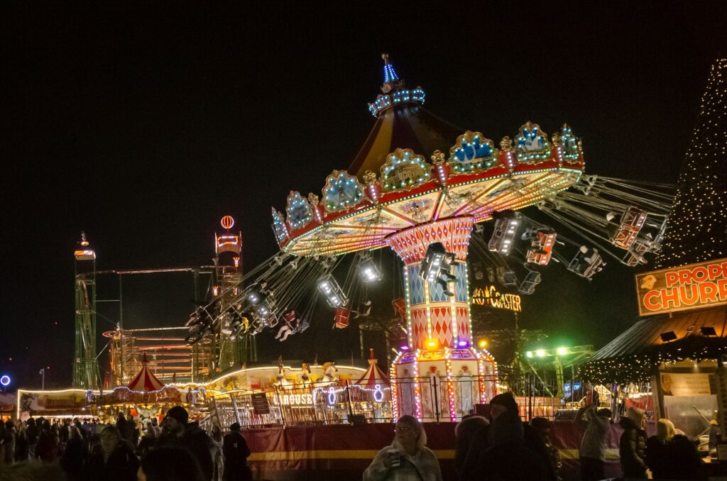 Manège illuminé la nuit à Winter Wonderland, Hyde Park à Londres